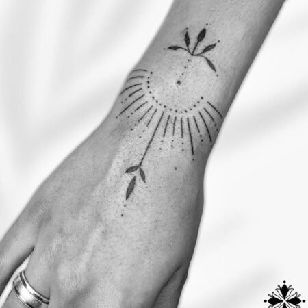 Inspiração de tatuagem feminina @thaistattoogyn - Thais Tattoo