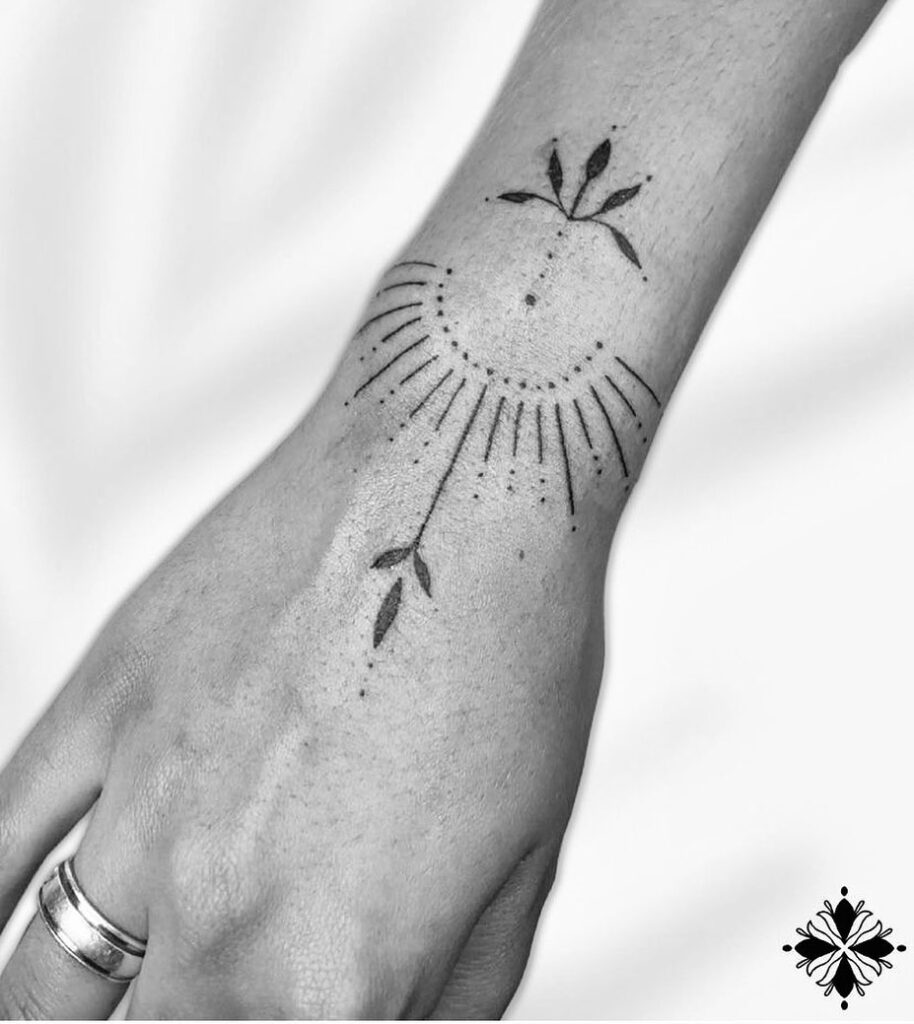 Inspiração de tatuagem feminina @thaistattoogyn - Thais Tattoo